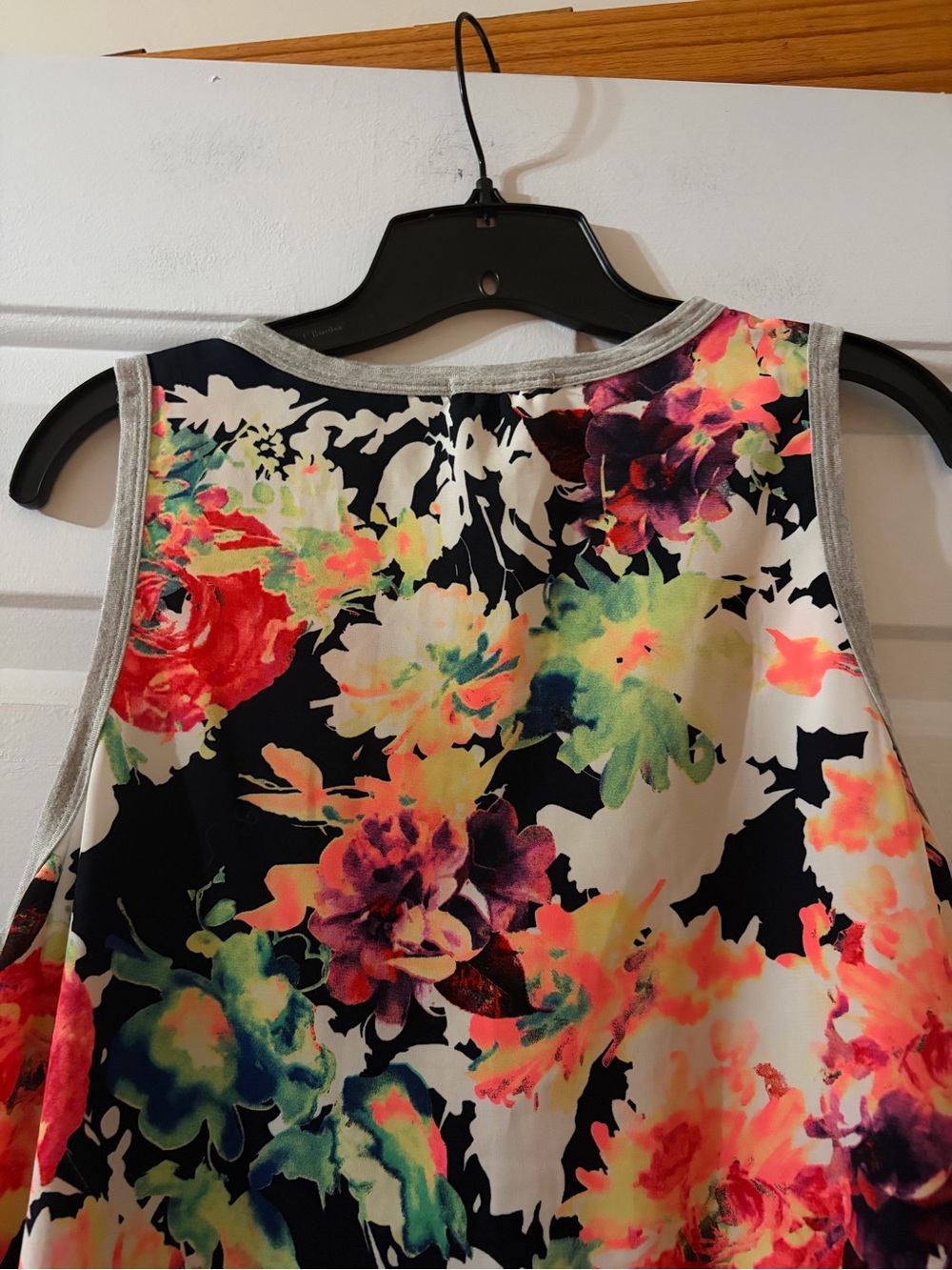 12PM by Mon Ami Women's Mixed Media Grey Floral Tank Top. Size large. - Picture 6 of 8
